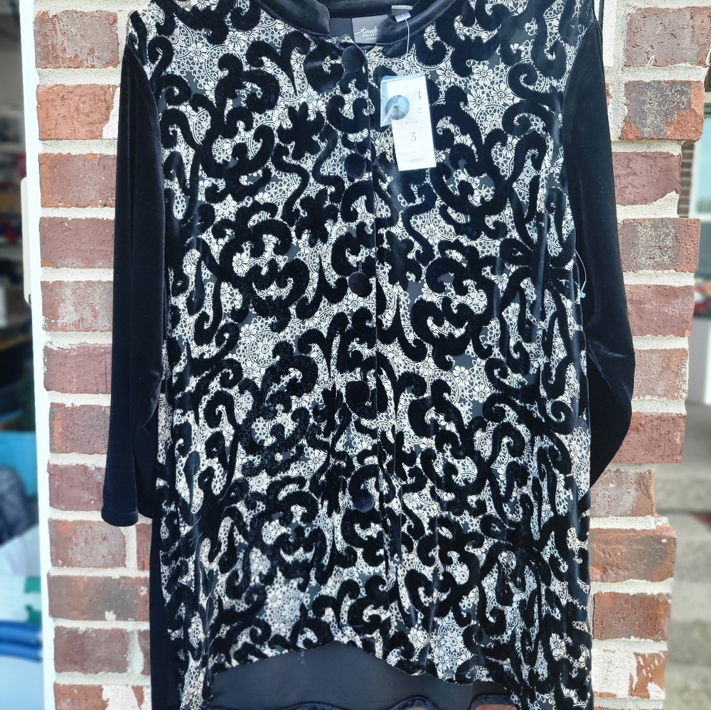 New black velvet long sleeve chick's button-up shirt. Chico sz 3